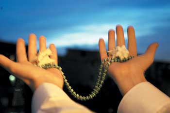 دست کشیدن به صورت پس از دعا