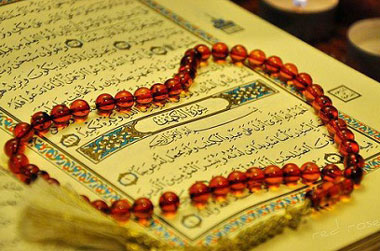 در حین خواندن قرآن چگونه باید نشست؟